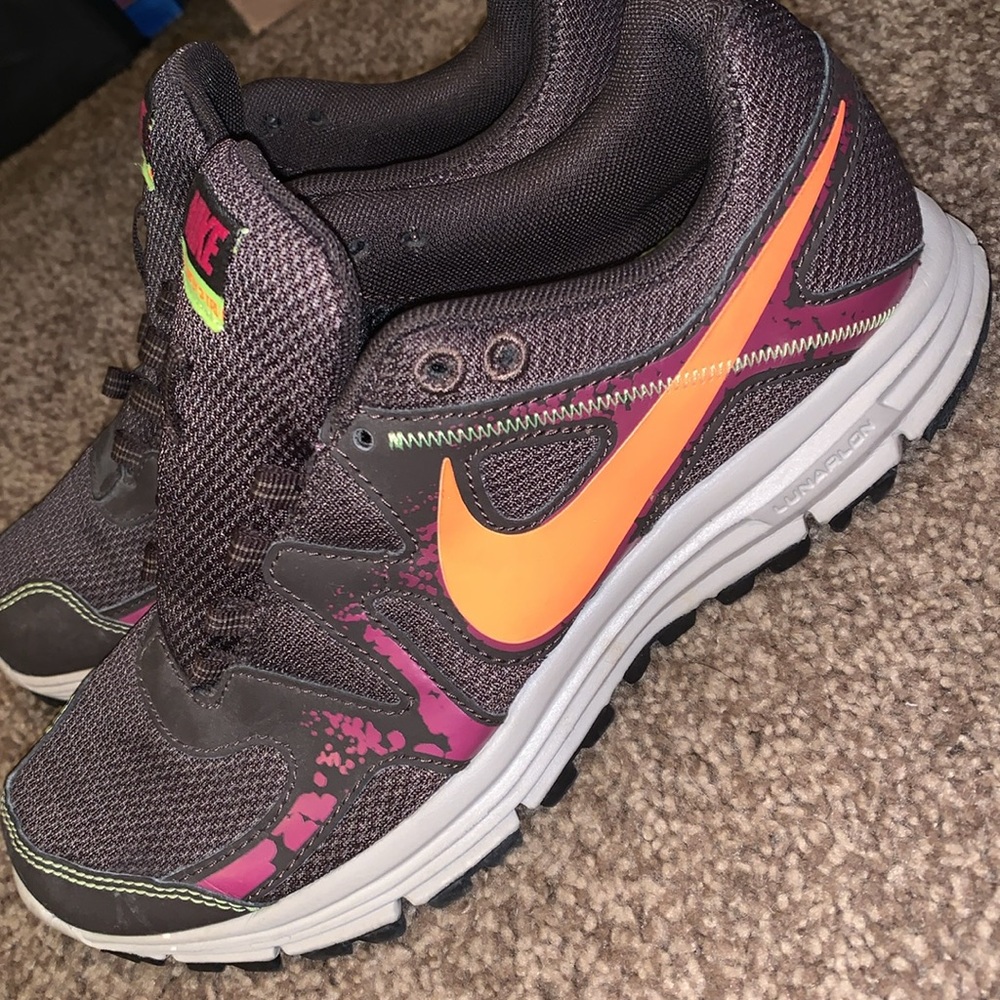 Nikes. Size 6.5. - Picture 3 of 5